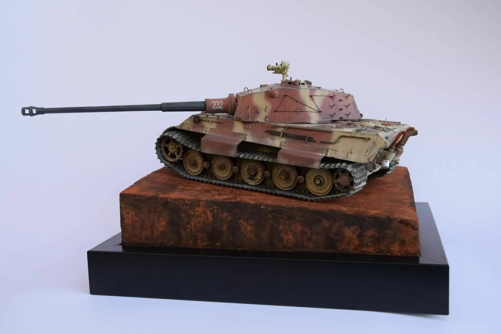 Takom tiger. Королевский тигр модель. king tiger 1/35. модель 1:35 танк кинг тигр. королевский тигр танк модель 1 35.