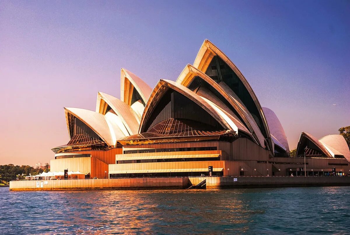 Какие есть известные здания. Сиднейский оперный театр Австралия. Театр Сиднейская опера Австралия. Сиднейский опера-Хаус (Сидней). Театр оперы в Сиднее Австралия.