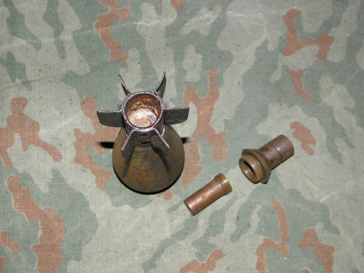 Сд 01. Осколочная бомба SD-1 FRZ.. Кассетная бомба SD 1. СД-1 кассета дюралевый СССР. Бомба-мина СД-2б "бабочка".