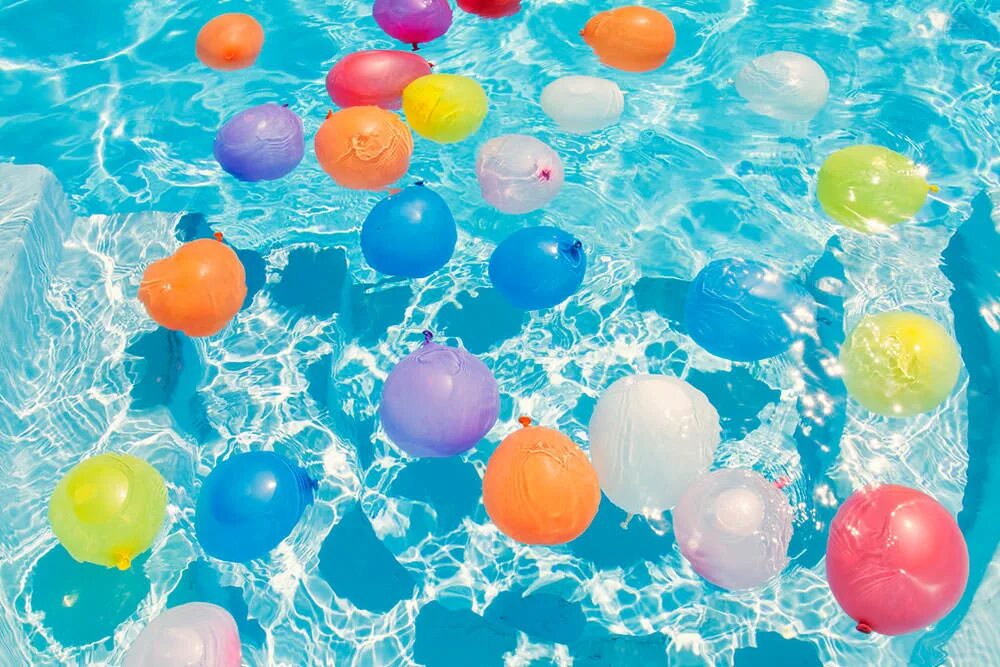 Бассейн с шариками. Шары в бассейне с водой. День рождения в бассейне. Надувные шары в бассейне с водой. Воздушные шарики с водой