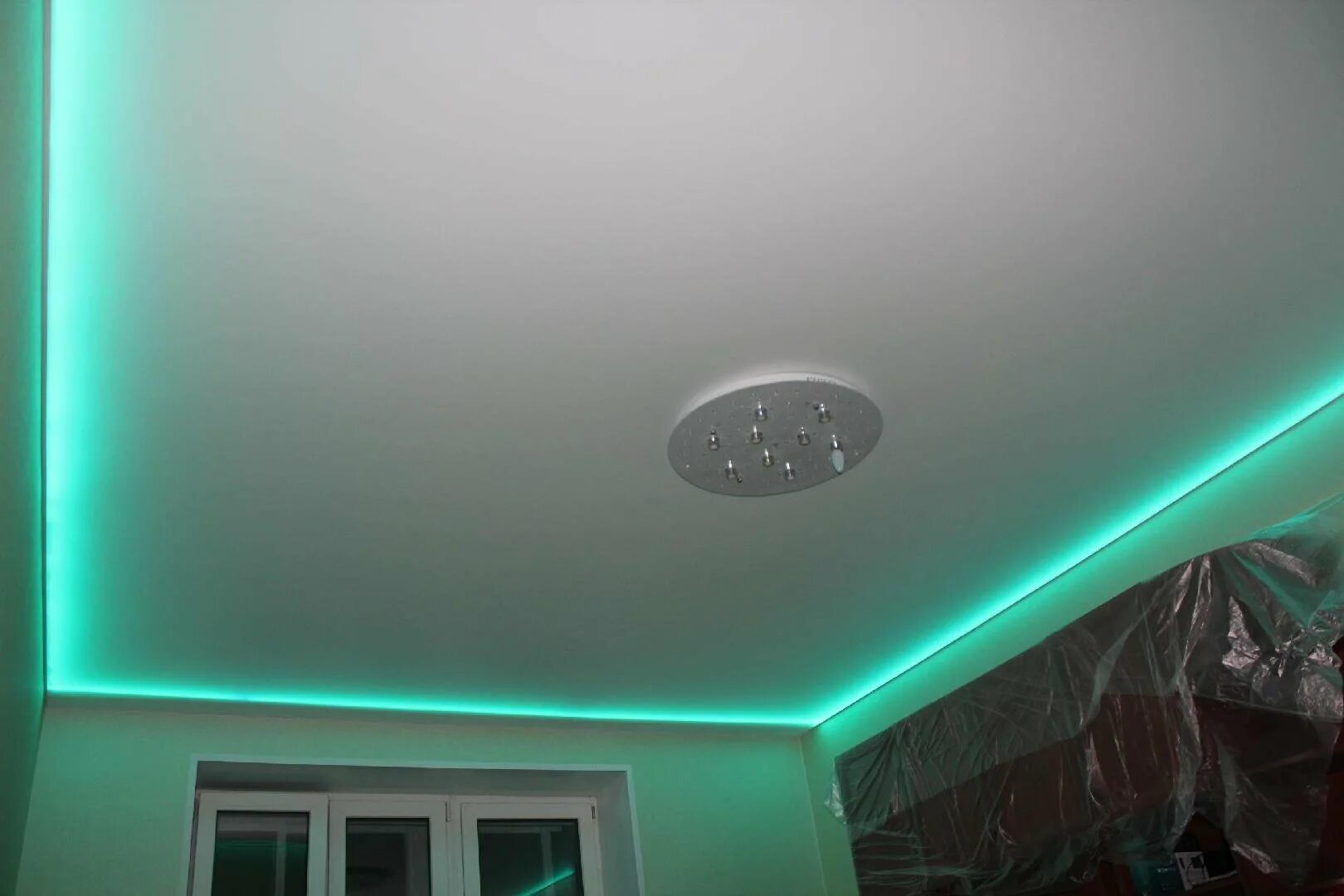 Купить потолки с подсветкой. Натяжные потолки с подсветкой. Натяжной потолок с подсветкой внутри. Натяжной потолок с диодной подсветкой. Глянцевый потолок с подсветкой.