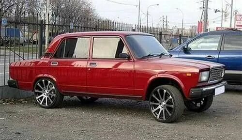 Колеса на семерку. ВАЗ 2107 на 19 колесах. Красная ВАЗ 2107 на литье. ВАЗ 2107 красная на 17 дисках. Литые диски на ВАЗ 2107.