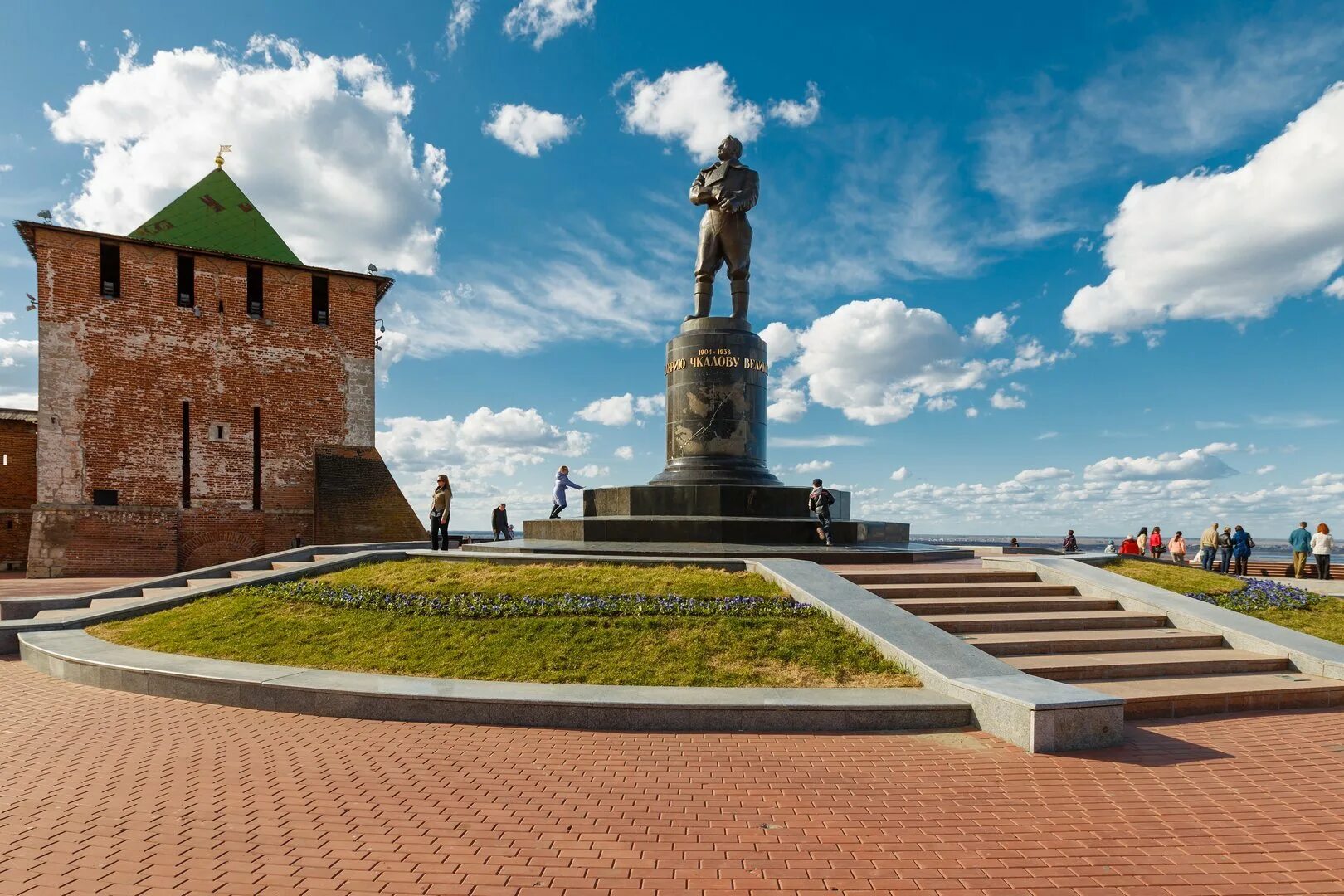 Нижний изображение. Памятник Чкалову в Нижнем Новгороде. Памятник Валерию Чкалову. Чкаловская лестница памятник Чкалову. Памятник в Нижнем на Чкаловской лестнице.