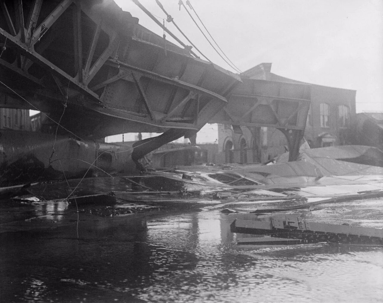 15 января 1919 бостон затопило патокой. Затопление бостона патокой в 1919. Затоплении бостона патокой 1919 года. 15 января 1919 бостон затопило патокой. Катастрофа в бостоне 1919.