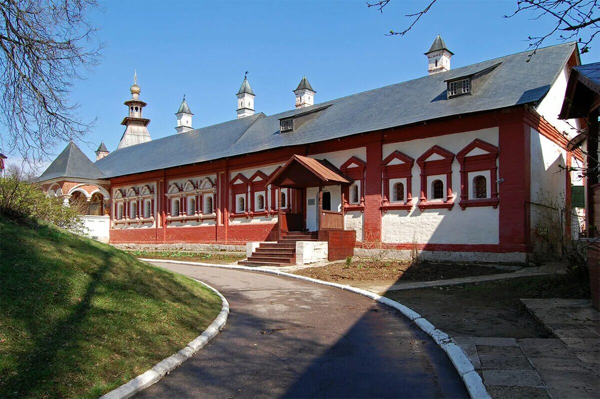 Куда сходить в звенигороде. Саввино-Сторожевский монастырь в Звенигороде Царицыны палаты. Царицыны палаты в Саввино-Сторожевском монастыре. Звенигород музей Царицыны палаты. Трапезная палата Саввино-Сторожевский монастырь.