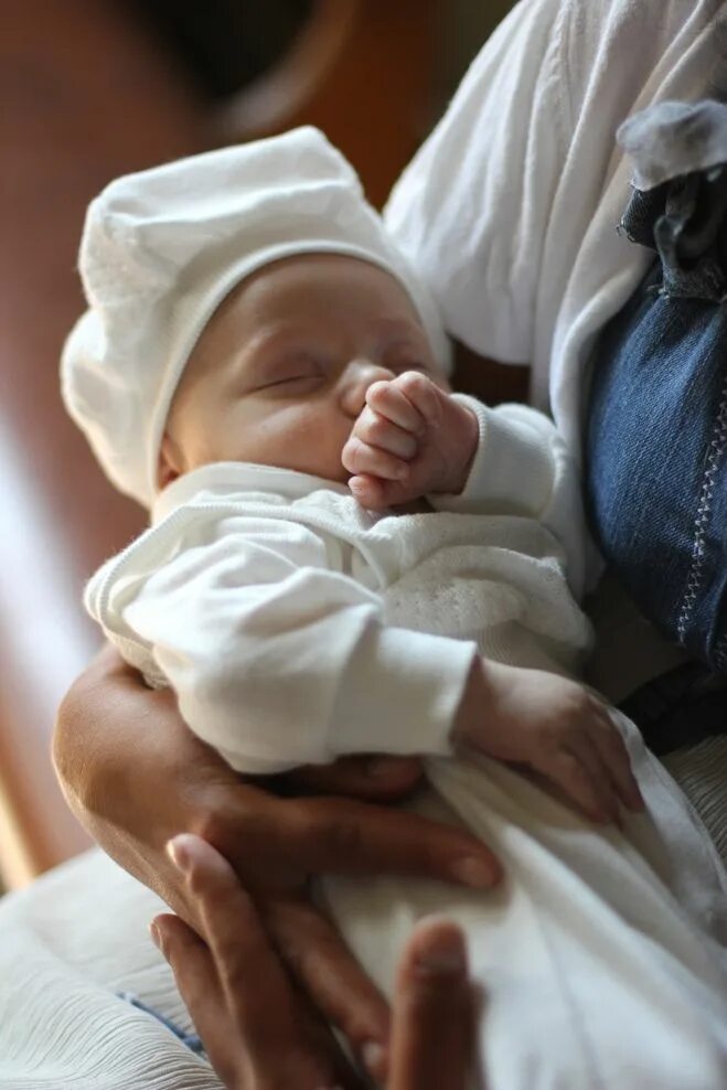 Во сколько можно крестить новорожденного. Крестить ребенка. крещение младенца. в чем крестить ребенка. крещение детей в церкви.