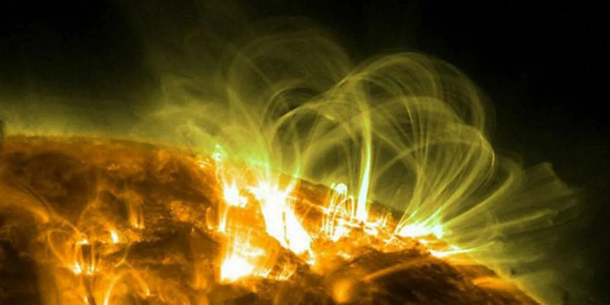 Солнечные вспышки протуберанцы. Солнечные протуберанцы и земля. Струя солнца. Струя солнца. Корональные протуберанцы.