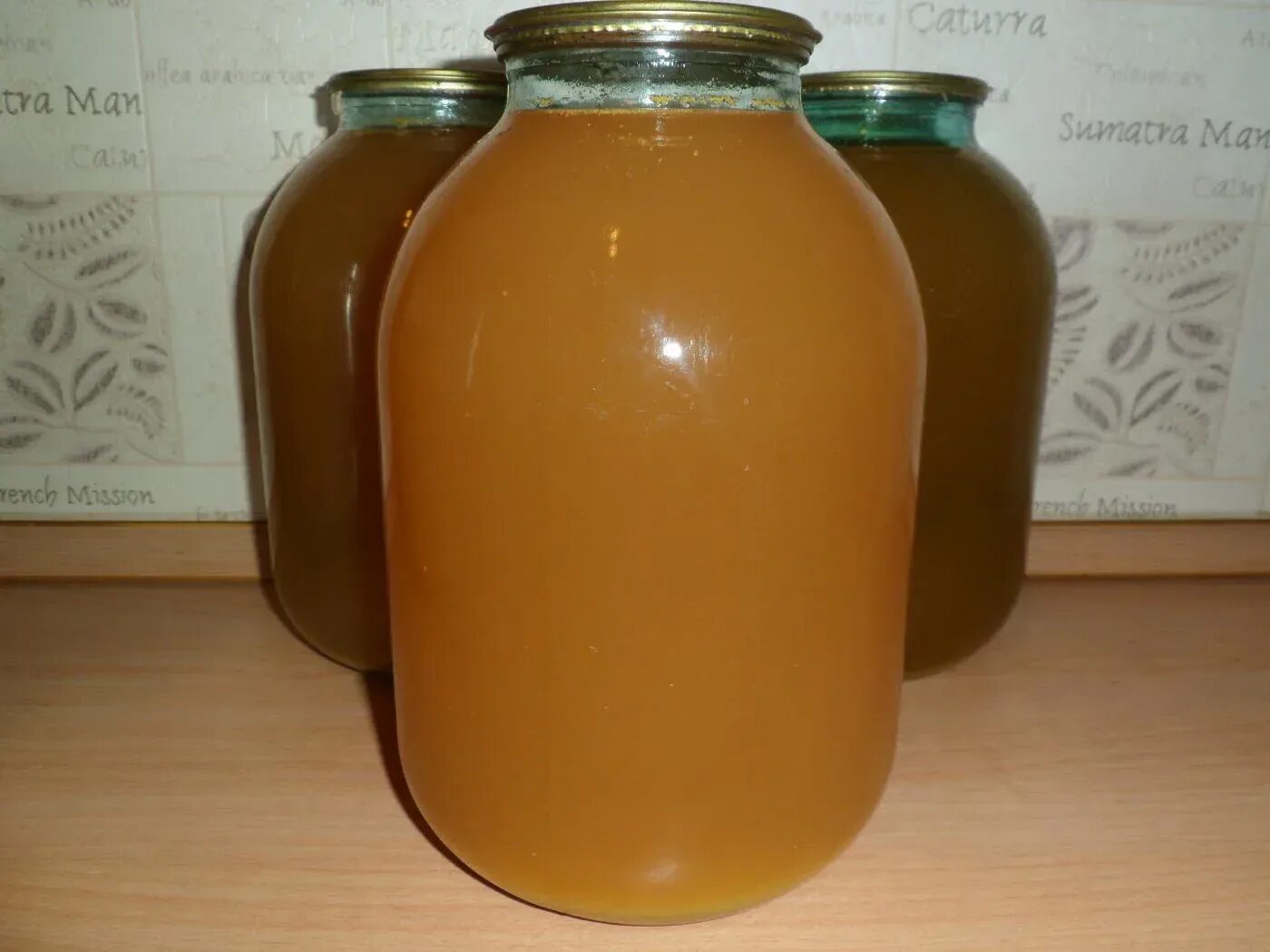 Грушевый сок на зиму. Сок яблочный домашний на зиму. Домашний яблочный сок. Сок яблочный домашний на зиму. Яблочный сок на зиму.