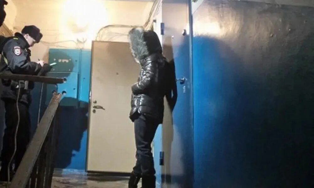 Найдена девушка мертвой в квартире. Труп женщины нашли в квартире.