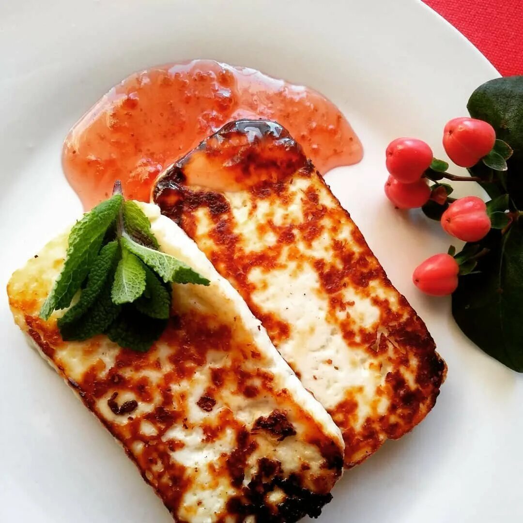 Жареный сыр на сковороде. Халуми сулугуни. Жареный сыр Halloumi. Халуми с грушей. Жареный халуми.