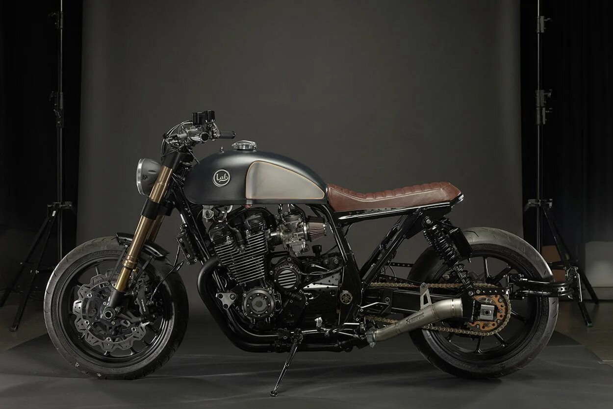 Aoshima yamaha sr 400. Virago 750 cafe racer. Yamaha virago xv750. Кастомная yamaha sr 400. Yamaha xv750.