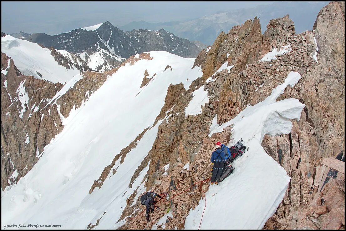 Горный туризм. Горы гиссарского хребта. Лагерь вершина архыз. Пиренеи, франция, испания. Гиссарский хребет горы узбекистана.