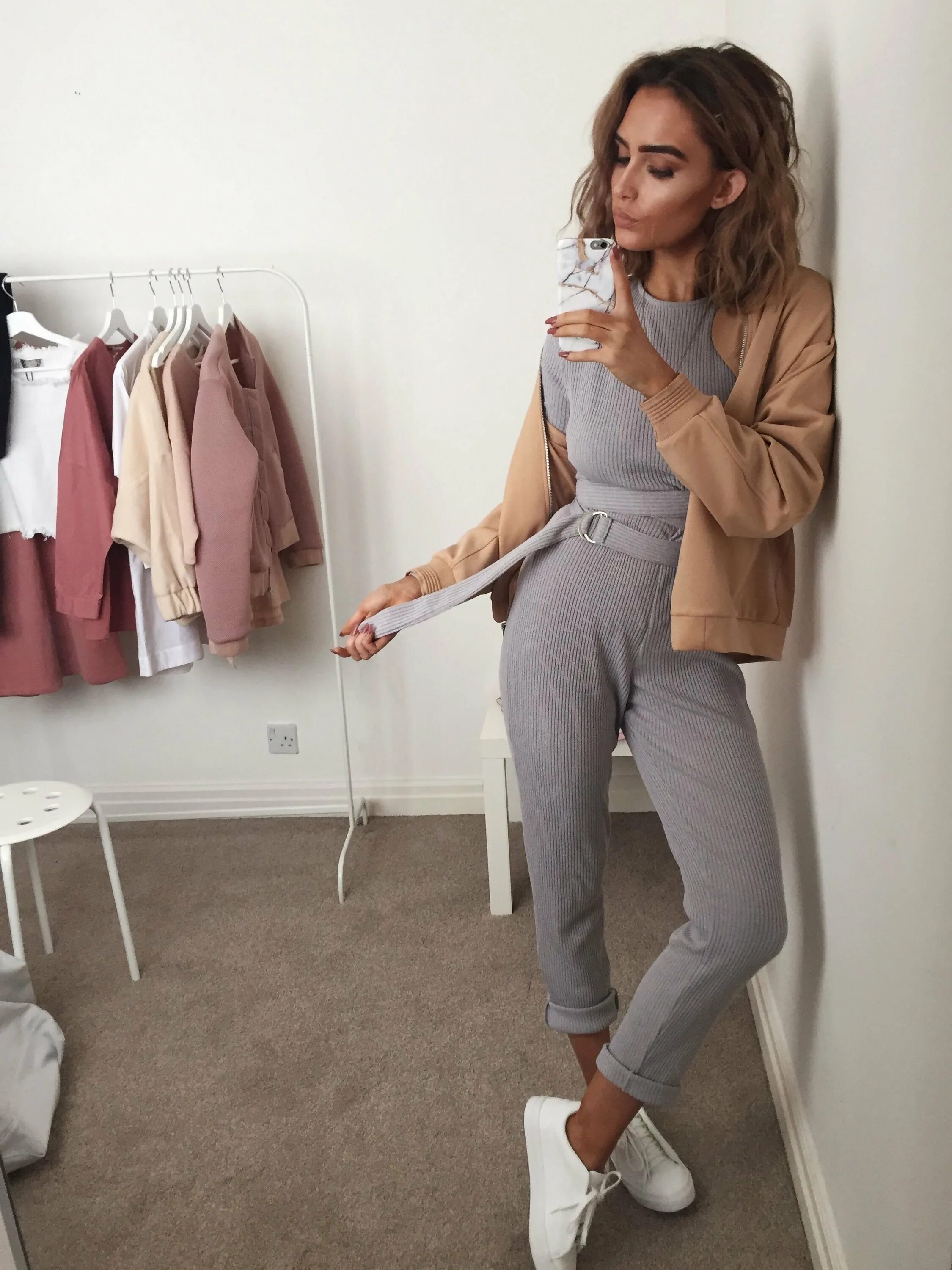 Что можно одеть дома. В чем стильно ходить дома. Как одеваться дома. Домашние образы для девушек. Уютные домашние образы.