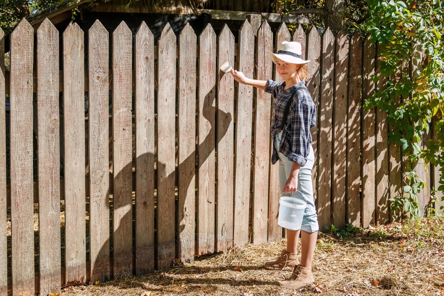 Том Сойер забор. Том Сойер красит забор. Человек красит забор. Том Сойер красит забор фото.