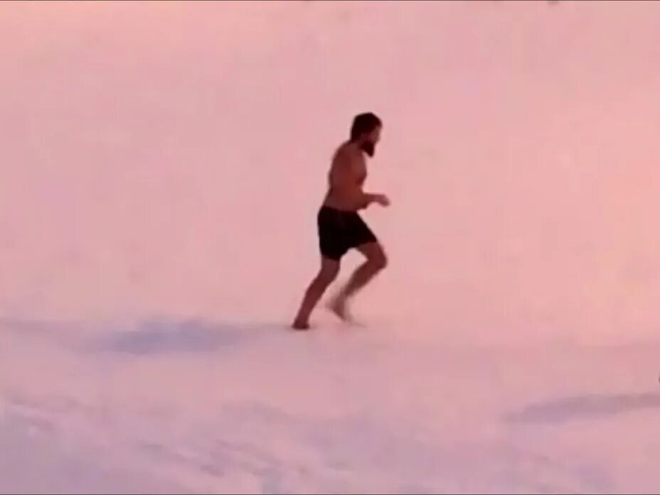 Мужчина бежит по снегу. Трус убегает. Мужик бегает по снегу. В Челябинске бегает мужчина босиком.