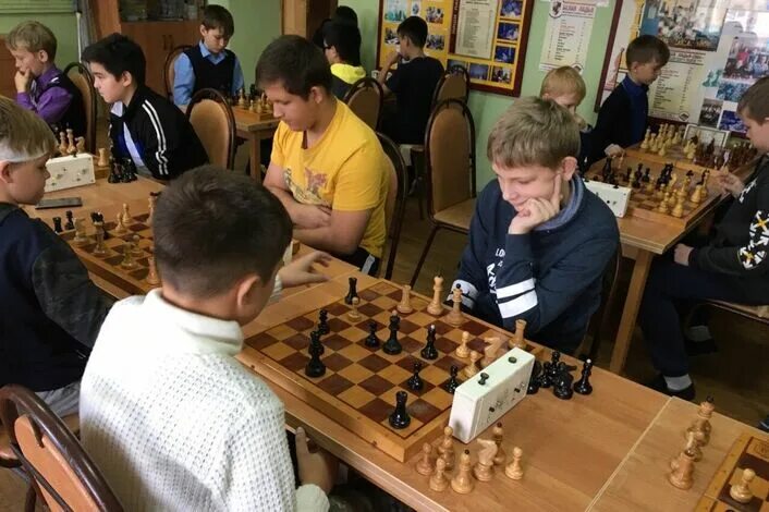 Учебные шахматы. Shaxmat shashka. Шахматы слайд. Шахматы «каролинги и мавры». Шахматный набор umbra buddy.