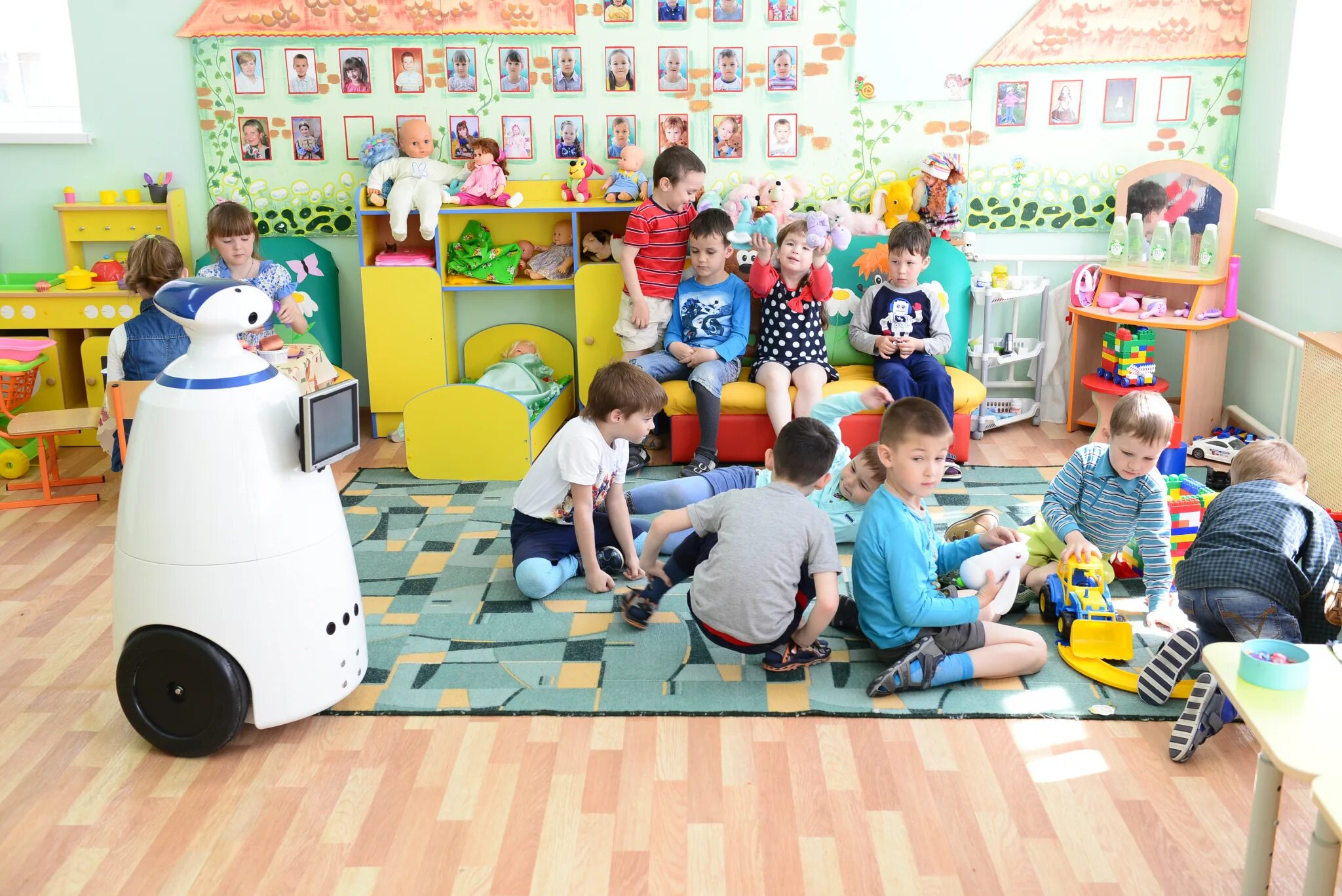 Саду появляется ребенок с. Робот воспитатель в детском саду. Воспитатель беседует с детьми. Дежурные группы в детских садах 6 детский садик. Дети в садике.