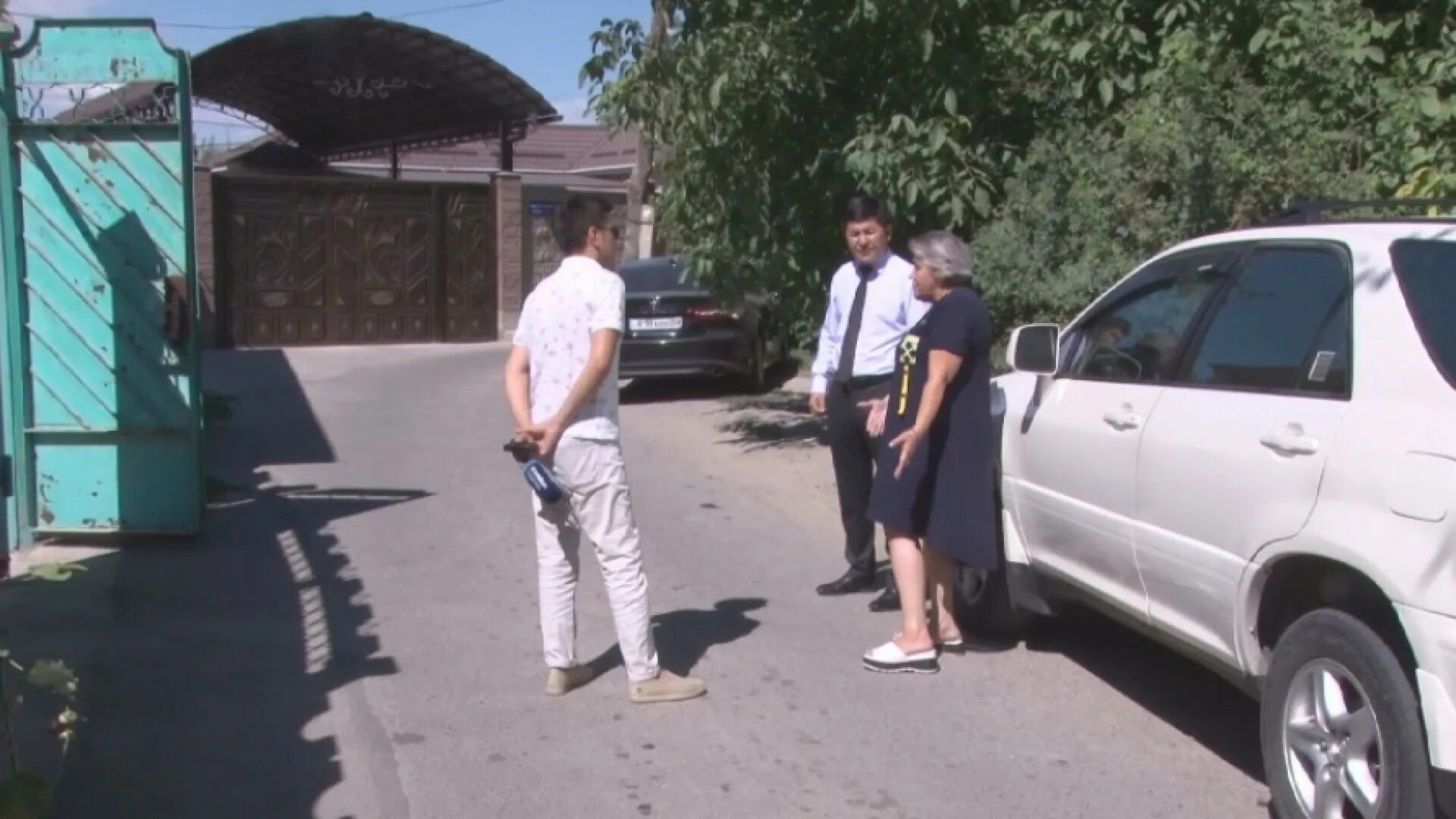 Житель троицка похитил дочь нашли. Похищена девушка розыск. Полиция Киргизии машины. Девушки полиции Казахстана. Похищение дочери бизнесмена из Саратова.