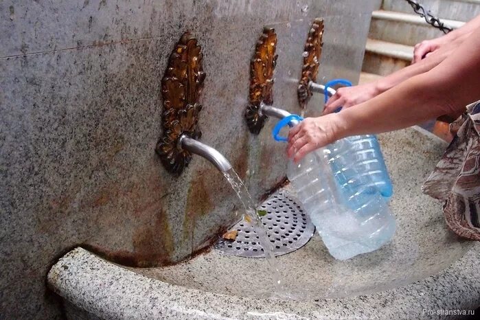 Набирает воду. Где можно набрать воды. Набрать родниковой воды. Набирание воды. Где набрать питьевую