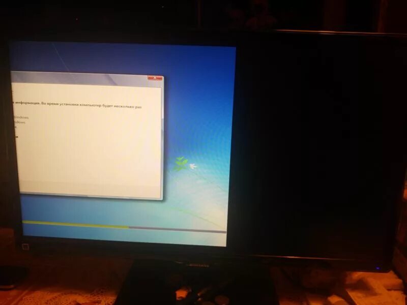 Часть экрана черная. Пол экрана на мониторе. Половина экрана черная на мониторе. У монитора потемнела половина экрана. Монитор показывает на половину экрана.