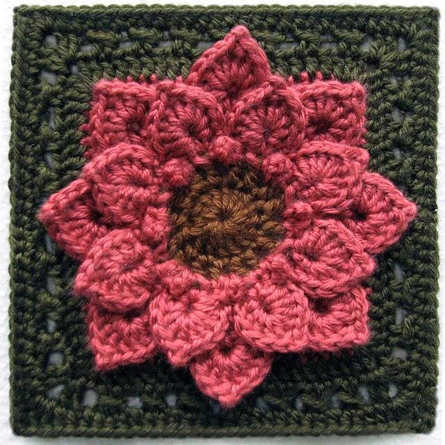 Розы квадрат крючком. Квадратный мотив the square motif crochet. цветок в квадрате крючком. квадрат с объемным цветком. бабушкин квадрат с цветком крючком.