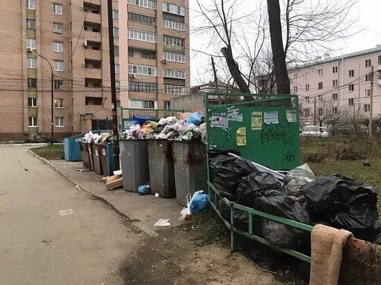 Городской мусорный контейнер. Контейнер тко 1. Мусорные баки зимой. 75 м3 с крышкой. Мусорный бак с мусором.