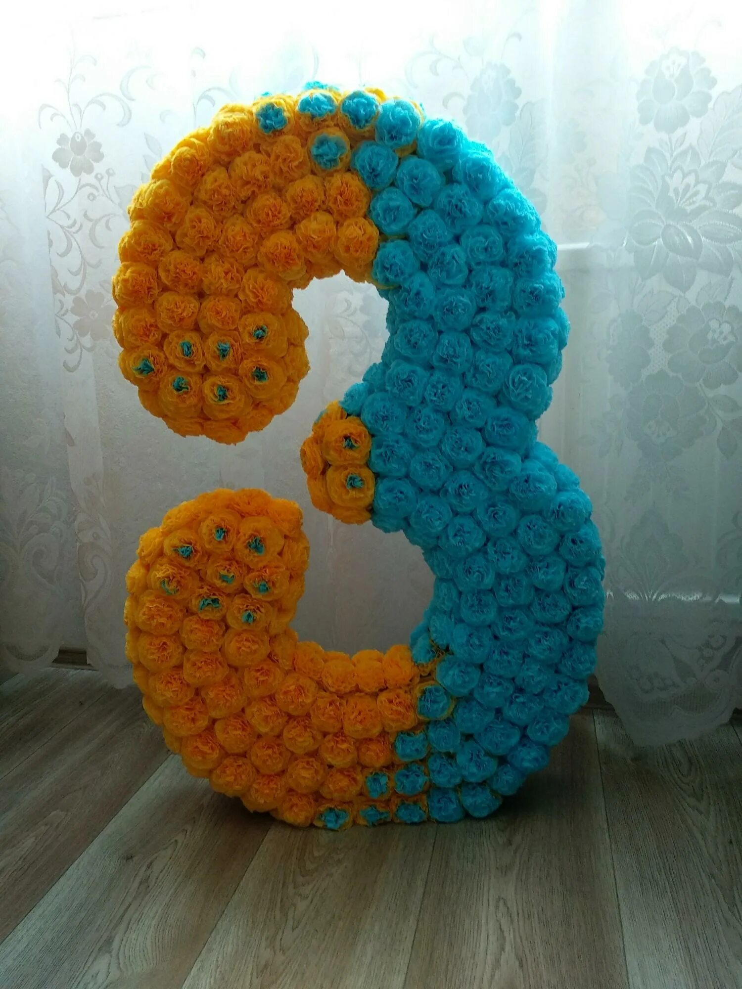 Объёмные цифры своими. Объемные цифры из бумаги. Цифра 2 из салфеток. Украсить цифру 3. Красивые объемные цифры.