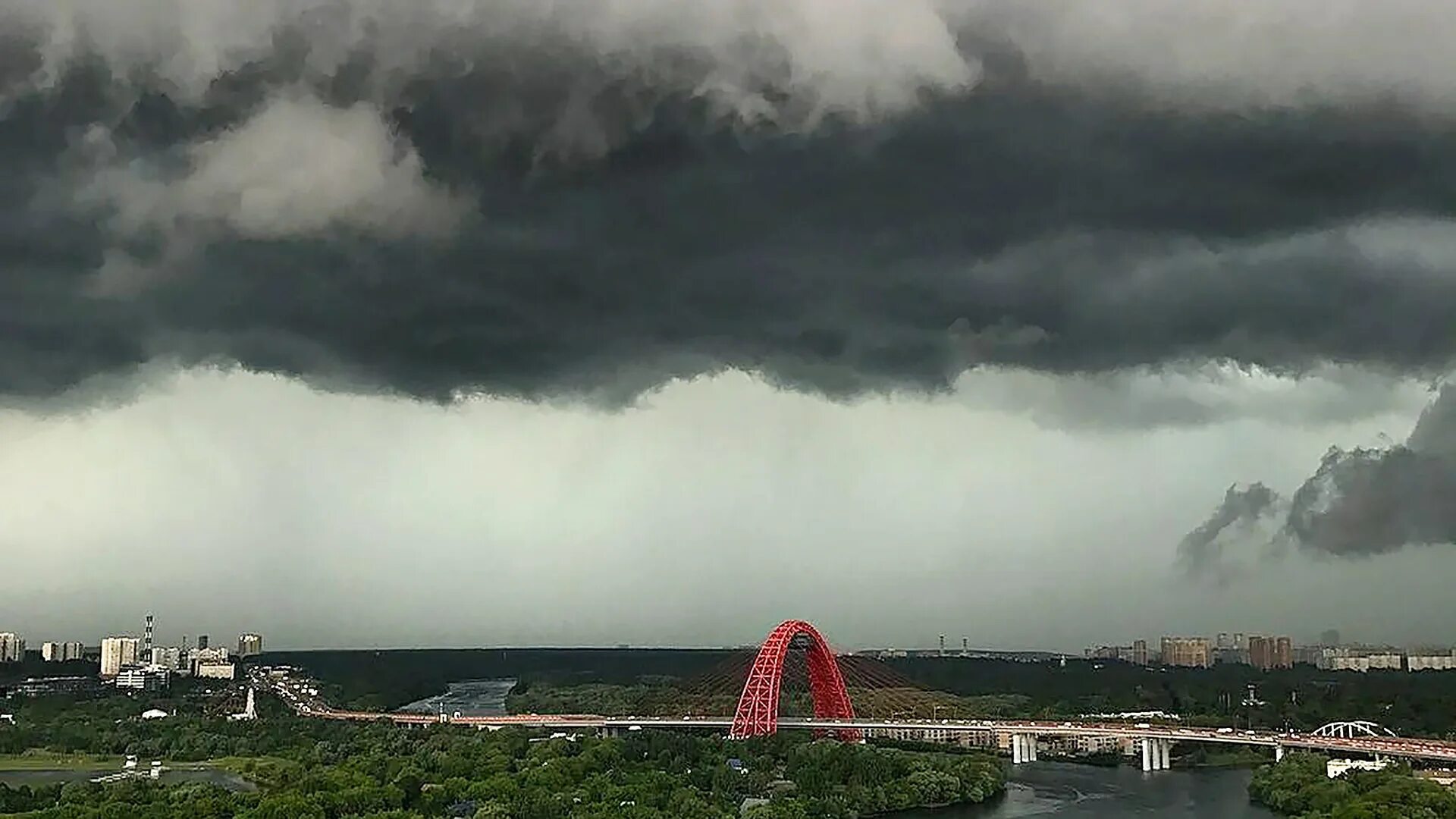 Ночная буря в москве. Бури ураганы смерчи шквалы. Ураган в москве 2017 смерч. Гроза в москве. 30.