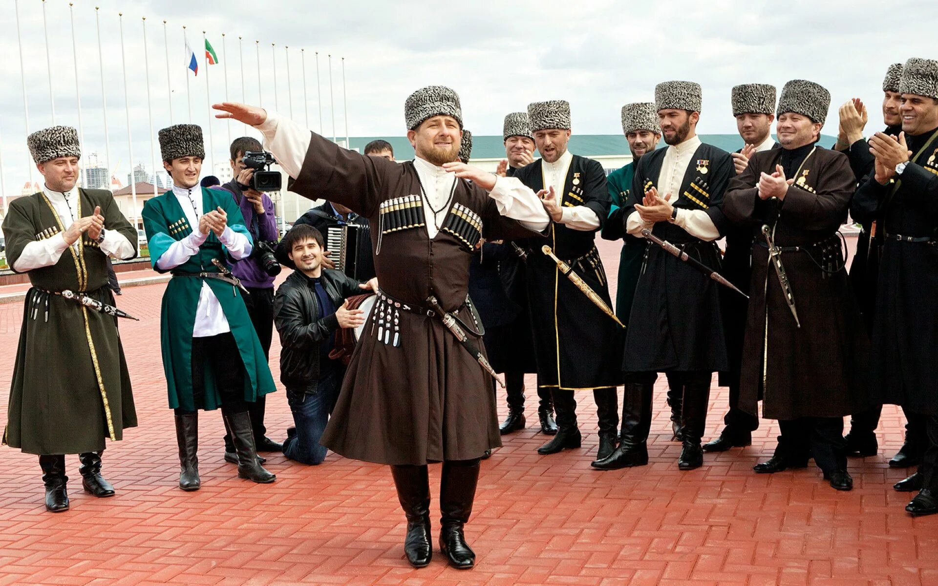 Чеченцы. Чеченский народ. Чеченский национальный костюм. Чеченская Национальная одежда.
