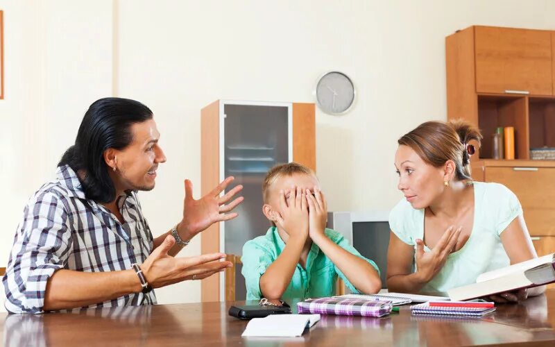 Родитель ругает ребенка за уроки. Учитель ссорится с родителями. Учитель отчитывает родителей. Родители и школьники.