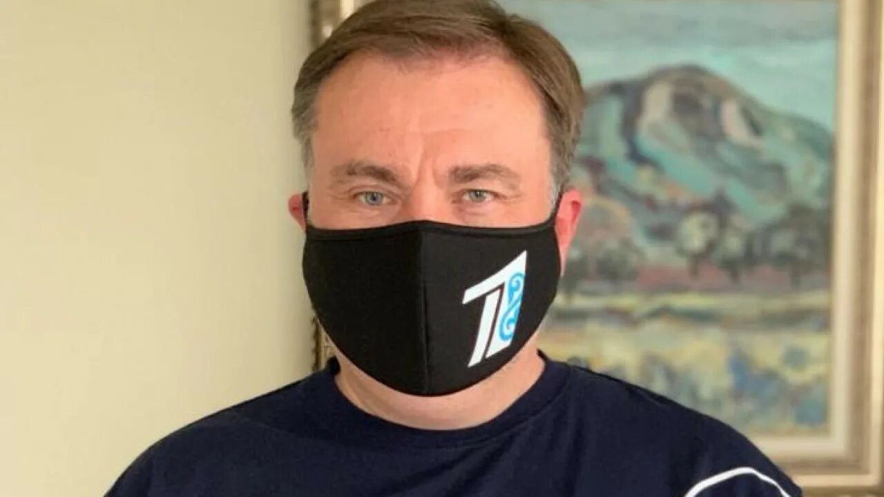 Гендиректор 1 1. Директор канала Евразия. Киселева в маске. Корреспондент первого канала Евразия.