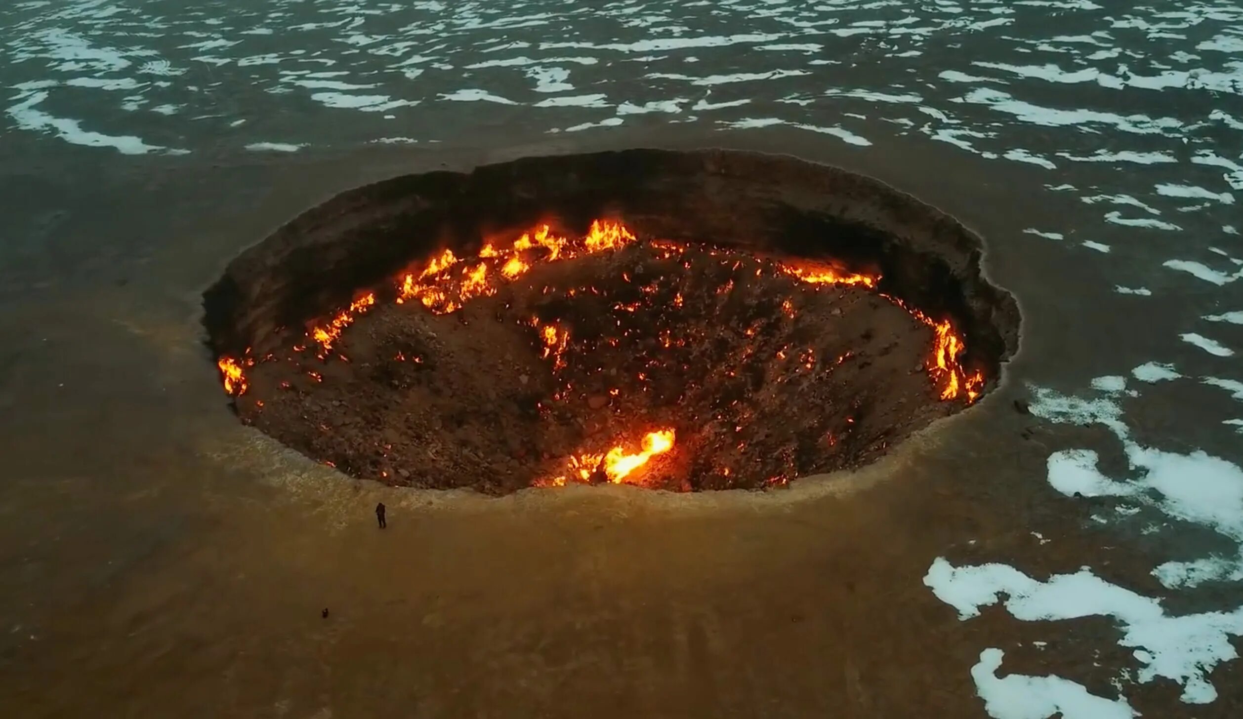 Кратер дарваза в туркменистане. Туркмения кратер дарваза. Дыра в ад. Дарваза газовый кратер в туркменистане. Дыра в ад.