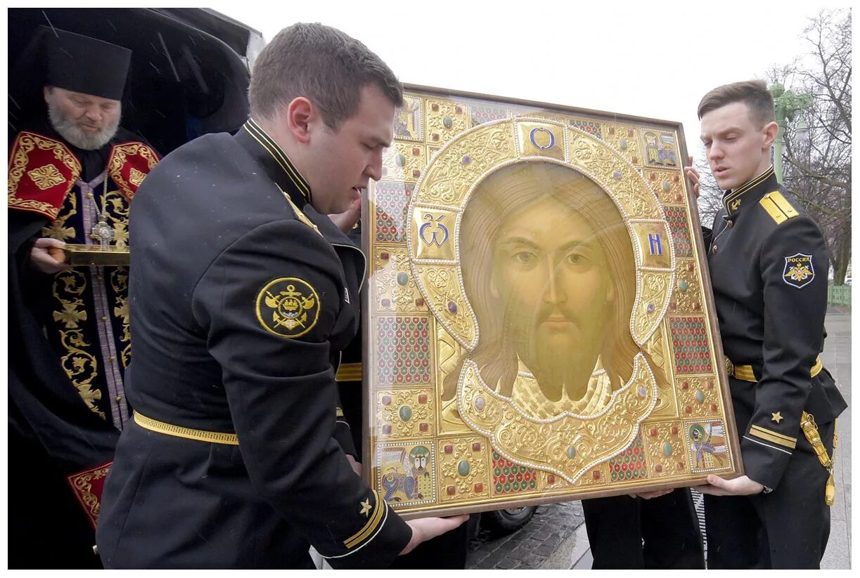 Реставратор икон. Чудотворная икона казанская. Свято-троицкий кафедральный собор псков иконы. Чудотворная икона казанской божьей матери. Преподобный андре́й рублев, иконописец.