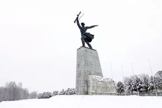 Памятник в яхроме. Дмитров мемориал Перемиловская высота. Монумент героям битвы под Москвой Перемиловская высота Яхрома. Памятник Яхрома Перемилово. Памятник Перемиловская высота в Яхроме.