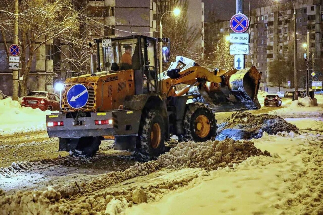 Фронтальный погрузчик амкодор 332в уборка снега. Заснеженные улицы самары и набережную снежную. Куда вывозят снег из города. Снегопад самара. Снегопад коммунальщики самара.