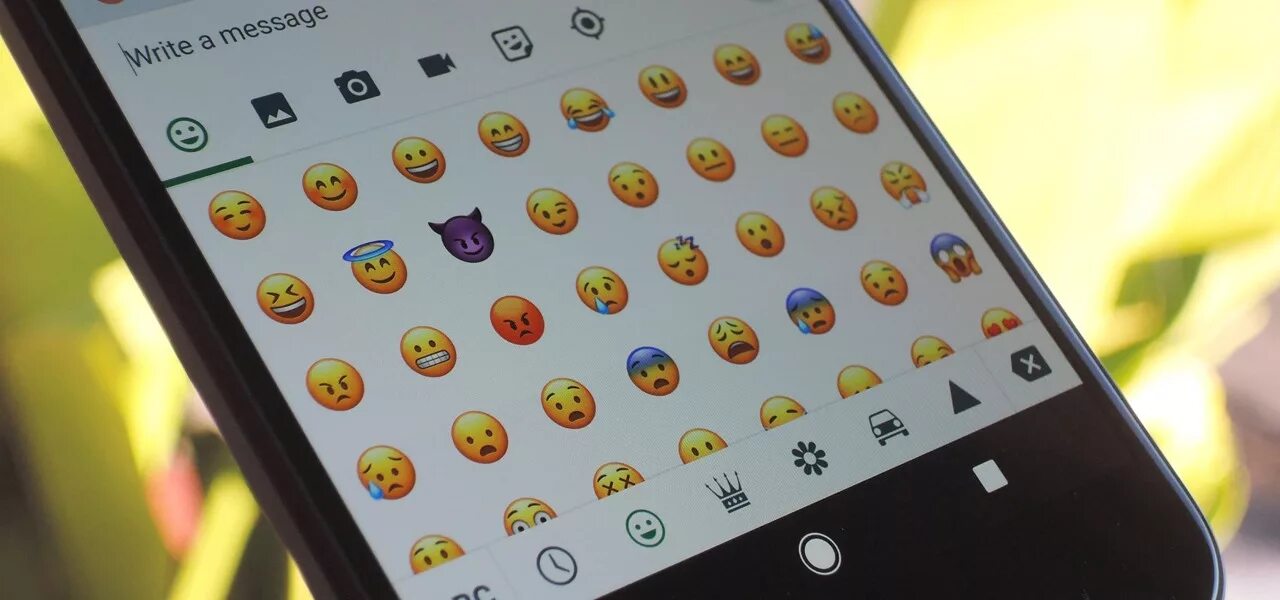 Ios смайлы на андроид. Эмоджи андроид. эмоджи гугл. эмодзи гугл пиксель. гаджет смайлик.