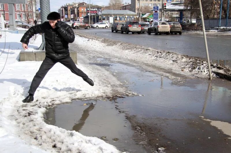 Слякоть на улице. Лужа зимой. Зима грязь.