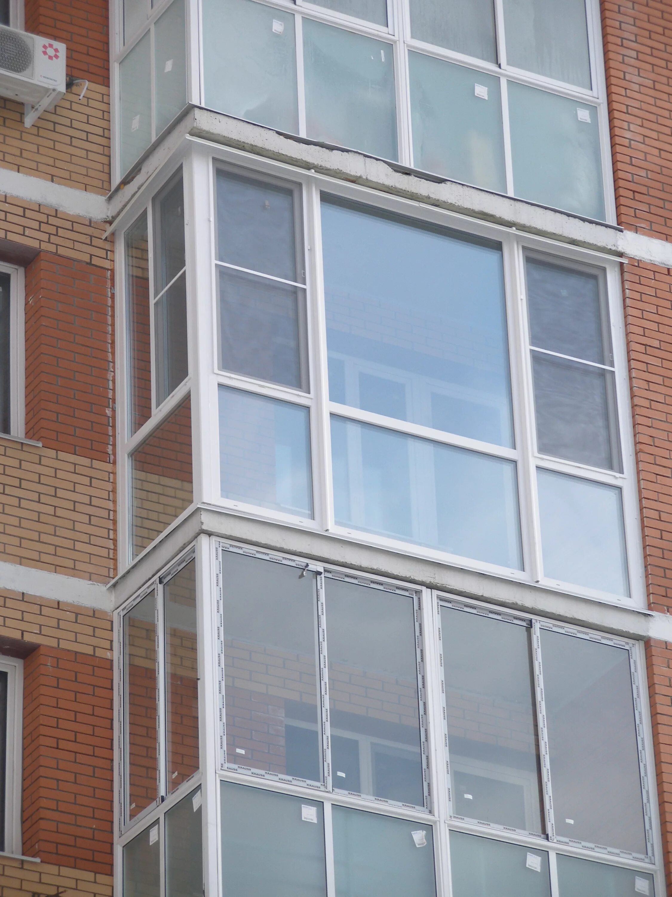Остекление алюминий холодный профиль. Застекленный балкон. Балконы застекленные алюминиевые. Металлопластиковый балкон.