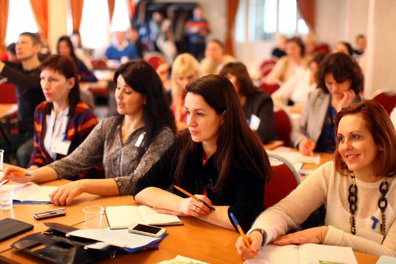 Курсы повышения квалификации искусство. Повышение квалификации учителей. повышение квалификации преподавателей. повышение квалификации воспитателя. переподготовка педагогов в германии.