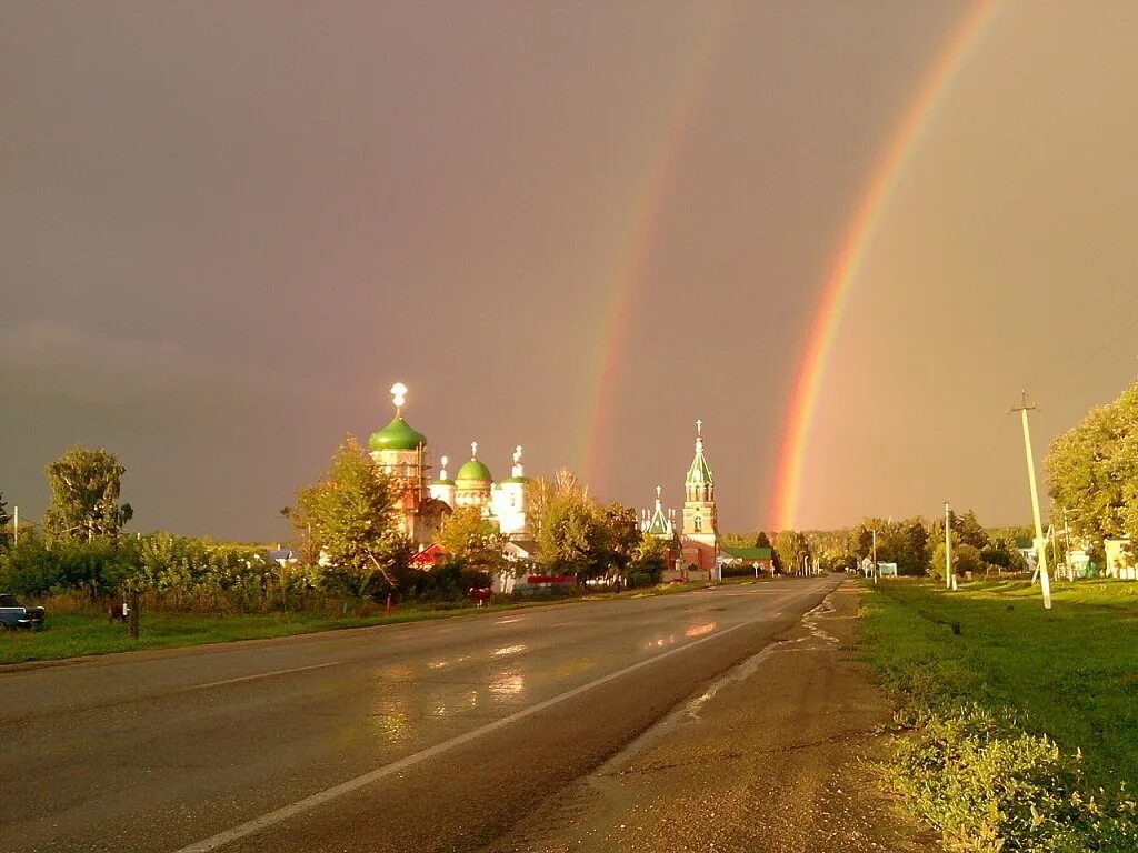 Радуга над храмом. Радуга над дорогой. Красивая Радуга над храмом. Радуга после дождя храм.