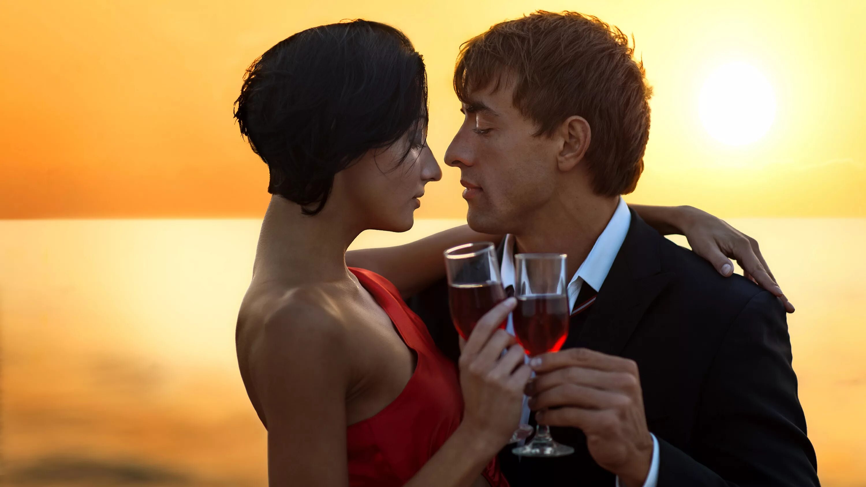 мужчина и женщина с бокалами. вино молоко любимой женщины. мужчина женщина вино. романтичная женщина. вино любимая женщина фото.