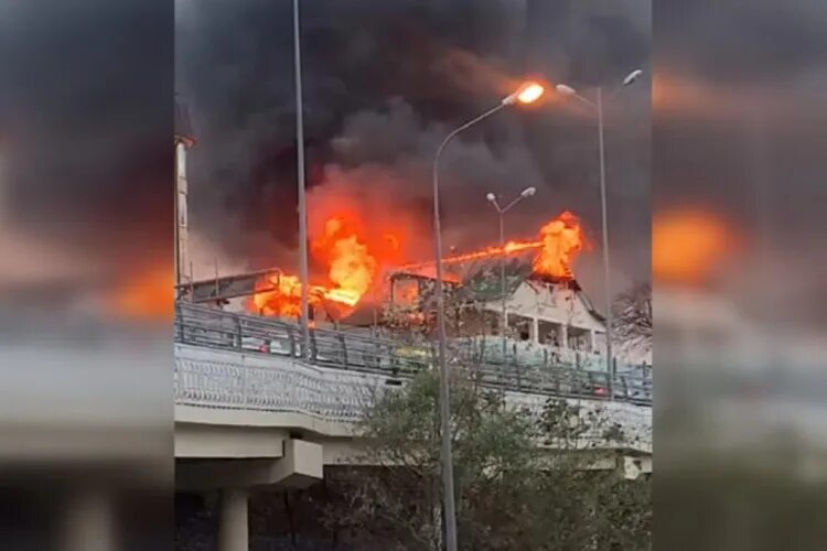 В сочи горит аэропорт. Пожар в Сочи. Пожар в Адлере. Пожар в Сочи вчера. Пожар в Сочи сейчас.