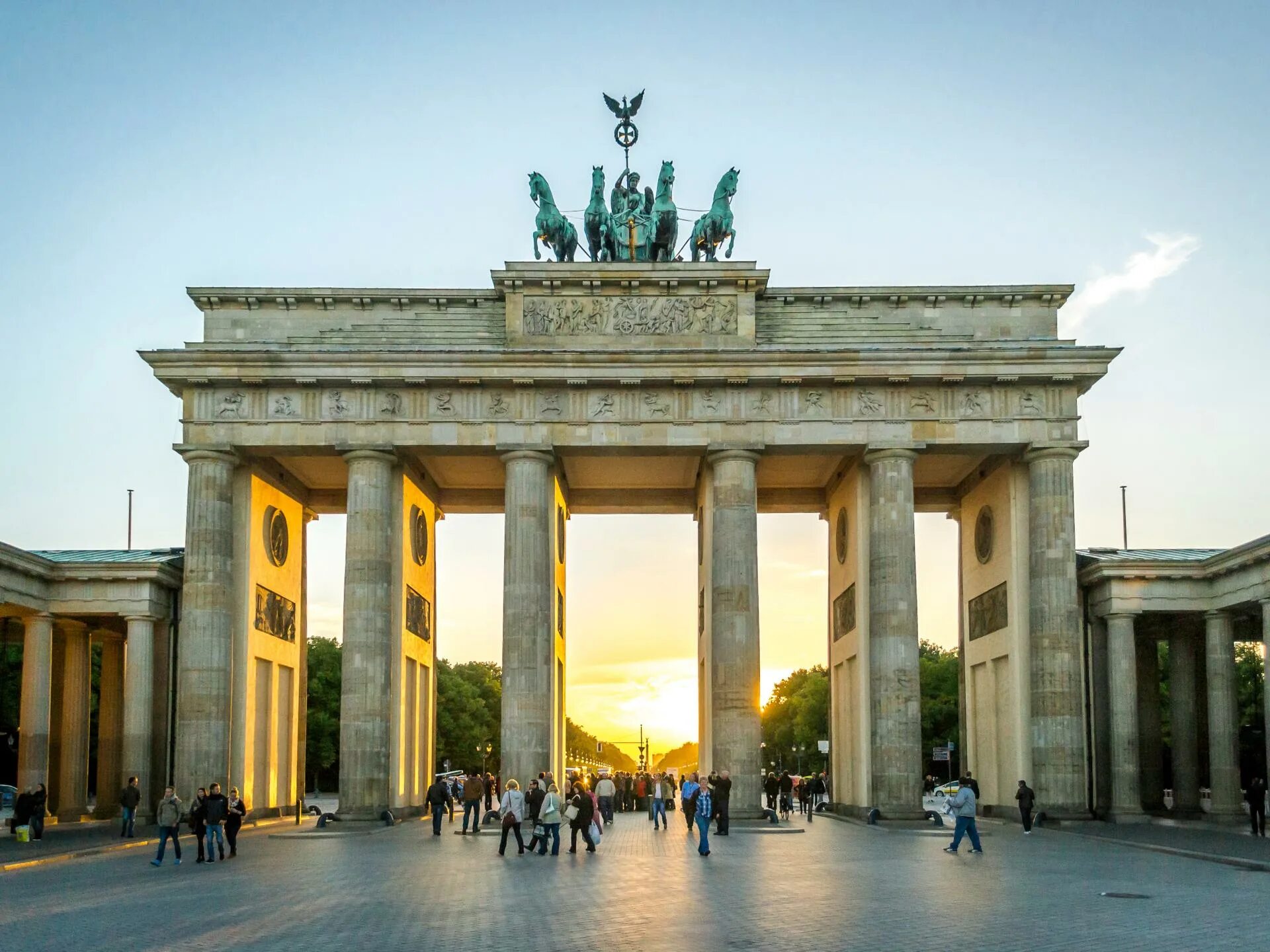 Какие достопримечательности есть в германии. Бранденбургские ворота в Берлине. Бранденбургские ворота (Brandenburg Gate). Берлин. Бранденбургские ворота(1788-1791. Германия Берлин достопримечательности Бранденбургские ворота.