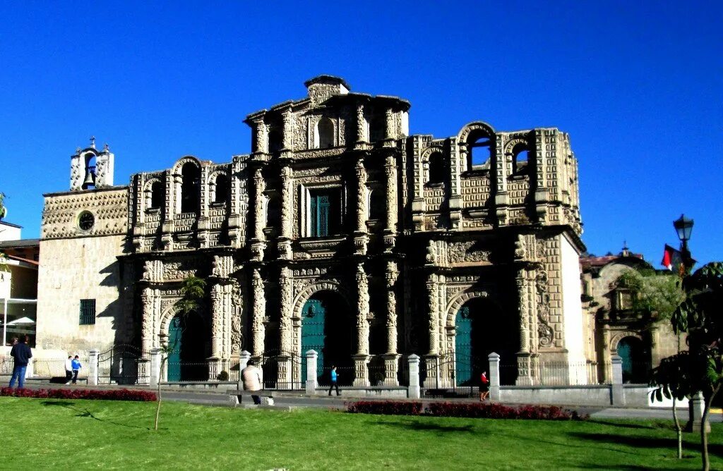 Окна отуско перу. Кахамарка перу. Город кахамарка. Кахамарки. Cajamarca peru.