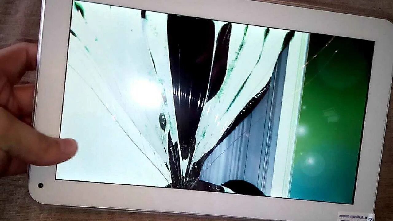 Сломался экран что делать. Разбитый монитор самсунг с24. Разбитый планшет Хуавей. Планшет с разбитой матрицей. Разбитый дисплей планшета.