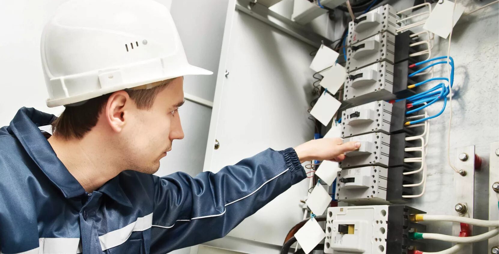 бригада монтажников слаботочников. оборудование электрика. электрик. электромонтер. профессия электрик.