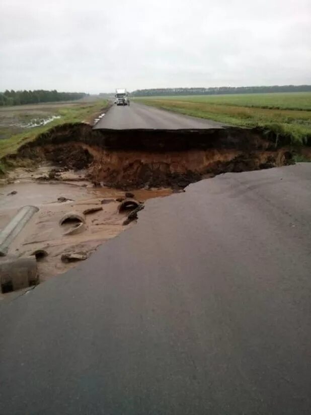 Дорога камень на оби барнаул. Село Батурово Алтайский край Шелаболихинский район. Трасса камень на Оби Барнаул. Камень на Оби дорога Барнаул дорога. Размыв земляного полотна.