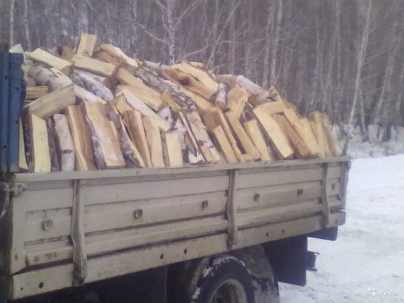 Купить дрова в спб с доставкой. ГАЗ 53 бортовой с дровами. Березовые дрова. Дрова колотые береза. Самосвал с дровами.
