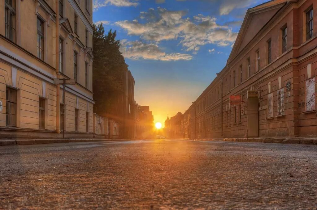 Улица раннее утро. Улица Ломоносова СПБ. Улица Ломоносова в Казани. Красивые улицы Москвы. Утренняя улица.
