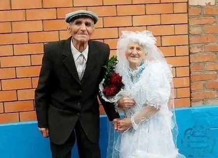 Женится на старых женщинах